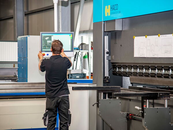 Heyde Mitarbeiter an der CNC-Gesenkbiegepresse